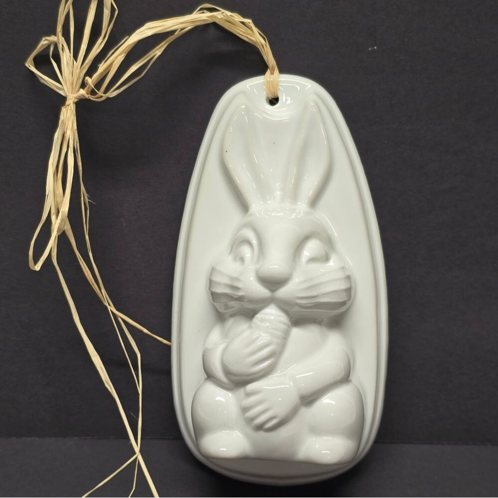 Vintage White Bunny Rabbit Pudding Chocolate Ceramic Mold Wall Easter Decor